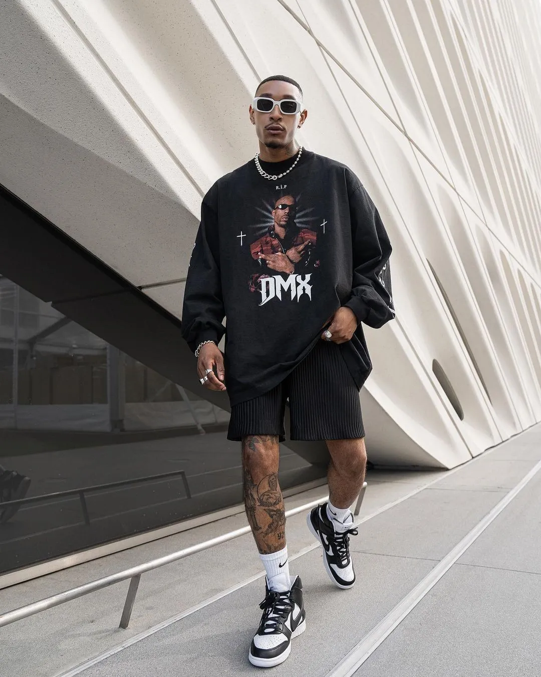 Curved White Façade, Clothing scene in ClothesLook